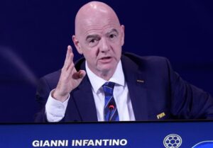 مداخله اینفانتینو برای جلوگیری از افشاگری مجری مراسم قرعه‌کشی جام جهانی+عکس