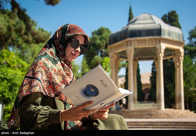 چرا با حافظ فال می‌گیریم؟/کتابی که در جوار آرامگاه خواجه متولد شد