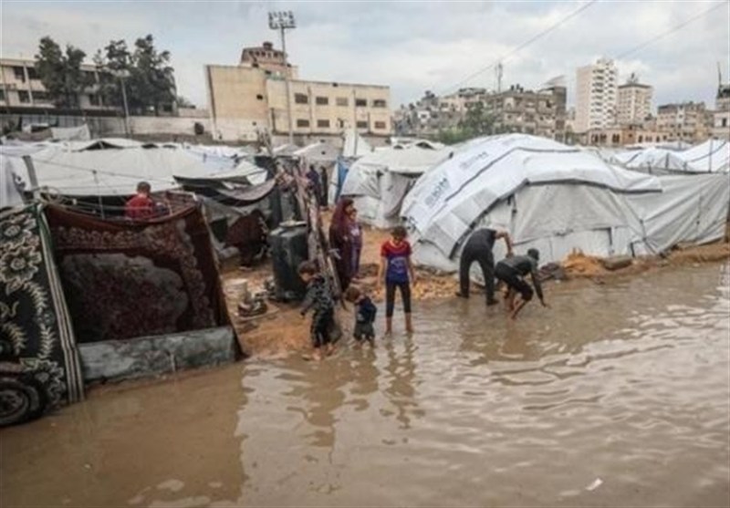 آوارگان غزه در میان سیل و طوفان/ یک نوزاد 8 ماهه بر اثر سرما جان داد