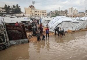 آوارگان غزه در میان سیل و طوفان/ یک نوزاد 8 ماهه بر اثر سرما جان داد