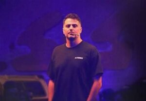 نگذارید علی ضیا در نمایش‌خانگی هم عادی‌سازی کند/ «گنگ» نمایش بی‌ضابطه‌ای که از همه خطوط قرمز عبور کرد