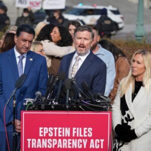 دولت ترامپ زیر فشار انتقادها پس از انتشار فایل‌های اپستین