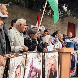 اجتماع خانواده‌های اسرا و شهدای غزه مقابل مقر صلیب سرخ: فرزندانمان را به ما برگردانید!