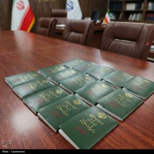 اهدای شناسنامه به خانواده 13 شهید «جنگ 12 روزه» زنجان+عکس