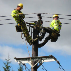 پایان نصب دکل آسیب‌دیده برق قشم