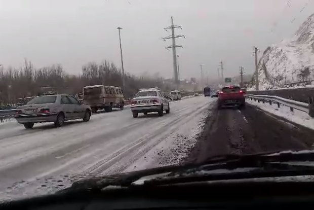 همه محورهای اصفهان باز است؛ لغزندگی محورهای غرب و جنوب