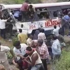 ۷ کشته در پی سقوط اتوبوس به دره‌ای عمیق در شمال هند