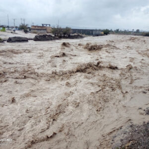 جاری شدن آب در کوهستان پارک پنجه‌علی بندرعباس