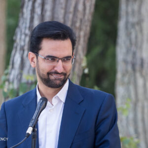 آذری جهرمی: بازی قدرت را کنار بگذارید و ترمز نرخ ارز را بکشید!