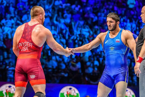 جدال ستارگان کشتی روس در یک مسابقه نمادین