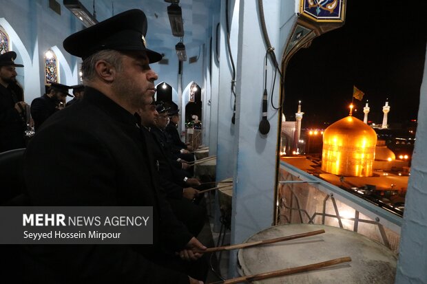 نقاره‌نوازی خادمان حرم مطهر رضوی در روز میلاد حضرت زهرا(س)