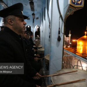 نقاره‌نوازی خادمان حرم مطهر رضوی در روز میلاد حضرت زهرا(س)