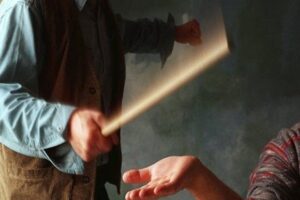 پرتاب لیوان از سوی معلم، دانش‌آموزی بهارستانی را راهی بیمارستان کرد