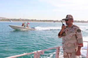 امداد رسانی مرزبانان میناب به پراید گرفتار شده در ساحل