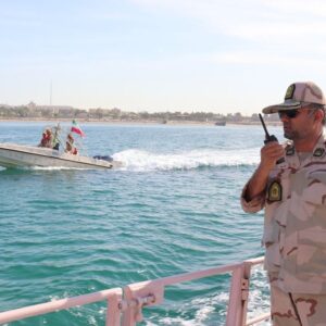 امداد رسانی مرزبانان میناب به پراید گرفتار شده در ساحل