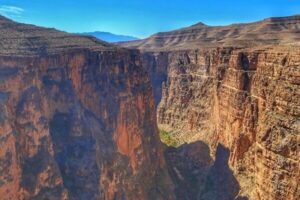 آبشار فصلی در تنگه هایقر فیروزآباد