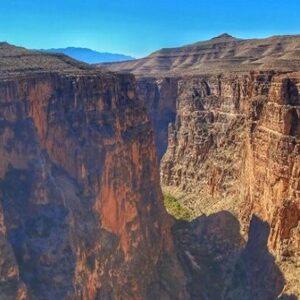 آبشار فصلی در تنگه هایقر فیروزآباد