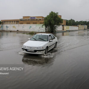 نمایی از آبگرفتگی معابر در قشم به دلیل شدت بارندگی