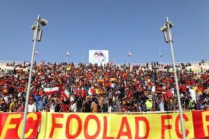 شعارهای تند هواداران فولاد علیه یحیی گل‌محمدی