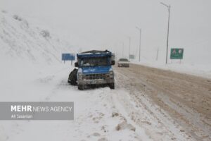 آغاز بارش برف در گردنه حیران آستارا
