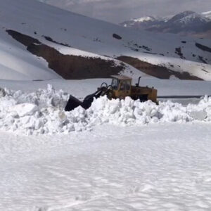 برفروبی و بازگشایی گردنه گله‌بادوش الیگودرز