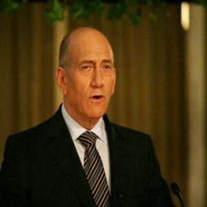 اولمرت: اسرائیل در کرانه باختری روزانه مرتکب جنایات جنگی می‌شود