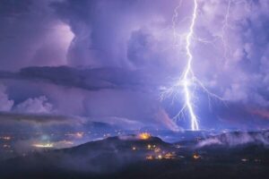 رعد و برق و باران شدید در پارسیان