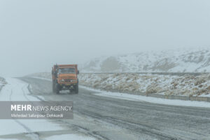 کولاک شدید در گردنه گله‌بادوش؛ راهداران مسیر را بازگشایی کردند