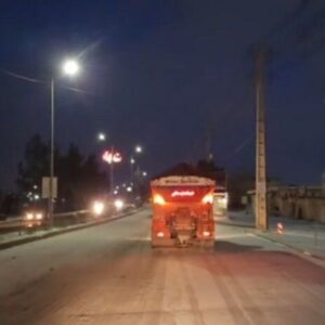 عملیات نمک‌پاشی در محورهای کوهستانی استان سمنان پس از بارش برف