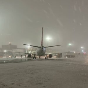 هشدار فرودگاه مشهد در پی پیش‌بینی بارش سنگین برف