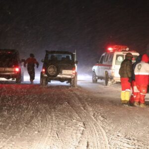 امدادرسانی به خودروهای گرفتار در برف در محور تکاب – شاهین ‌دژ