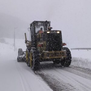عملیات برفروبی در محور اسالم به خلخال توسط راهداری تالش