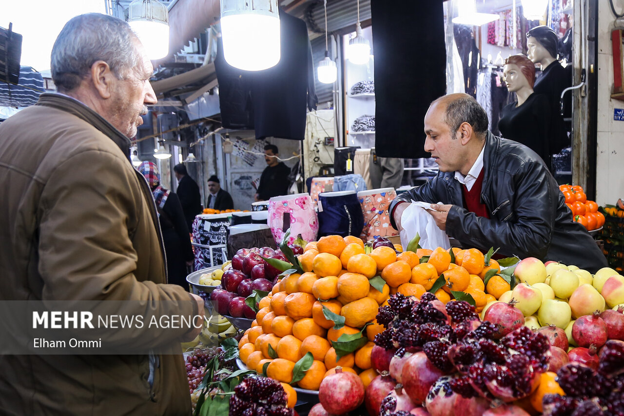 میوه یلدا روی دور تند گرانی؛ دلال‌ها در میدان، نظارت در حاشیه