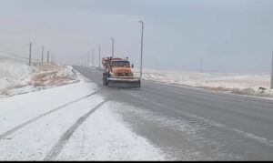 بارش برف در محورهای کوهستانی مازندران؛ جاده‌ها لغزنده است
