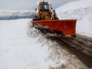 بارش برف در کهگیلویه و بویراحمد؛ تردد فقط با زنجیر چرخ امکان پذیر است