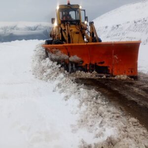 بارش برف در کهگیلویه و بویراحمد؛ تردد فقط با زنجیر چرخ امکان پذیر است