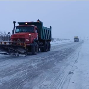 قدمی: بارش برف در محورهای کوهستانی؛ ۳۲ اکیپ راهداری در سمنان فعال است