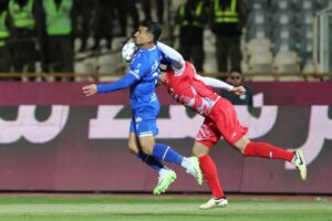دربی صد و ششم استقلال و پرسپولیس آغاز شد