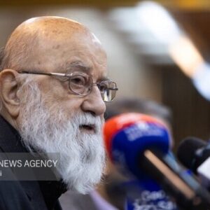 خاطره چمران از جمع کردن فرش‌های دفتر کار احمدی‌نژاد