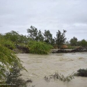 گرفتاری خودرو در سیلاب رودخانه کهنشوییه رودان