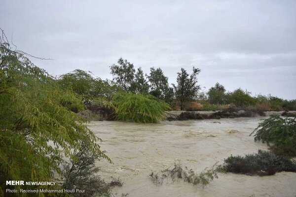 گرفتاری خودرو در سیلاب رودخانه کهنشوییه رودان