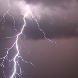 برخورد صاعقه در روستای وزیری رودان با دو نفر مصدوم