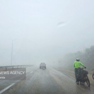مه‌گرفتگی و لغزندگی محورهای کوهستانی اصفهان؛ محور سی سخت پادنا مسدودشد