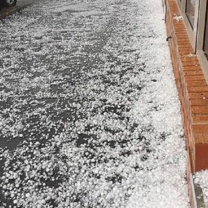 بارش تگرگ خیابان‌های کرمانشاه را سفیدپوش کرد