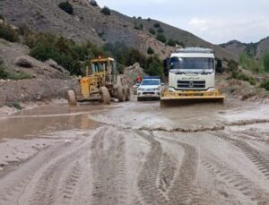 حسین زاده:محورهای ساردوئیه و زهکلوت به‌دلیل بارش‌ های کم سابقه مسدودشد