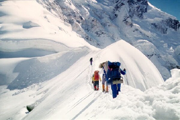 فخاری: عملیات جست‌وجوی کوهنورد مفقود شده در قله دماوند ادامه دارد