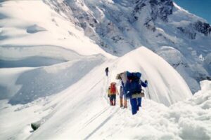 انتقال پیکر بانوی کوهنورد از قله دماوند