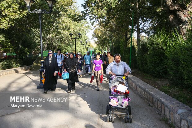 پیاده‌روی همگانی؛ جلوه‌ای از نشاط اجتماعی با حضور مردم و مسئولان