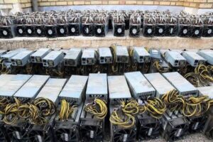 ۵۰ ماینر قاچاق در یک کارخانه متروکه در کاشان کشف شد