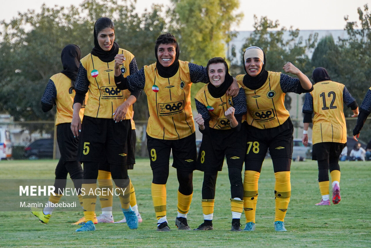 جمعه داغ تهران با جدال پرسپولیس و ایستا؛ تلاش گل گهر برای رسیدن به صدر